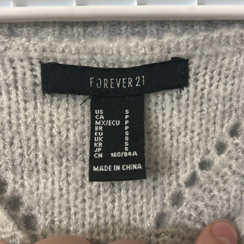 NWOT FOREVER 21 Light Gray V-Neck Sweater - Picture 7 of 7